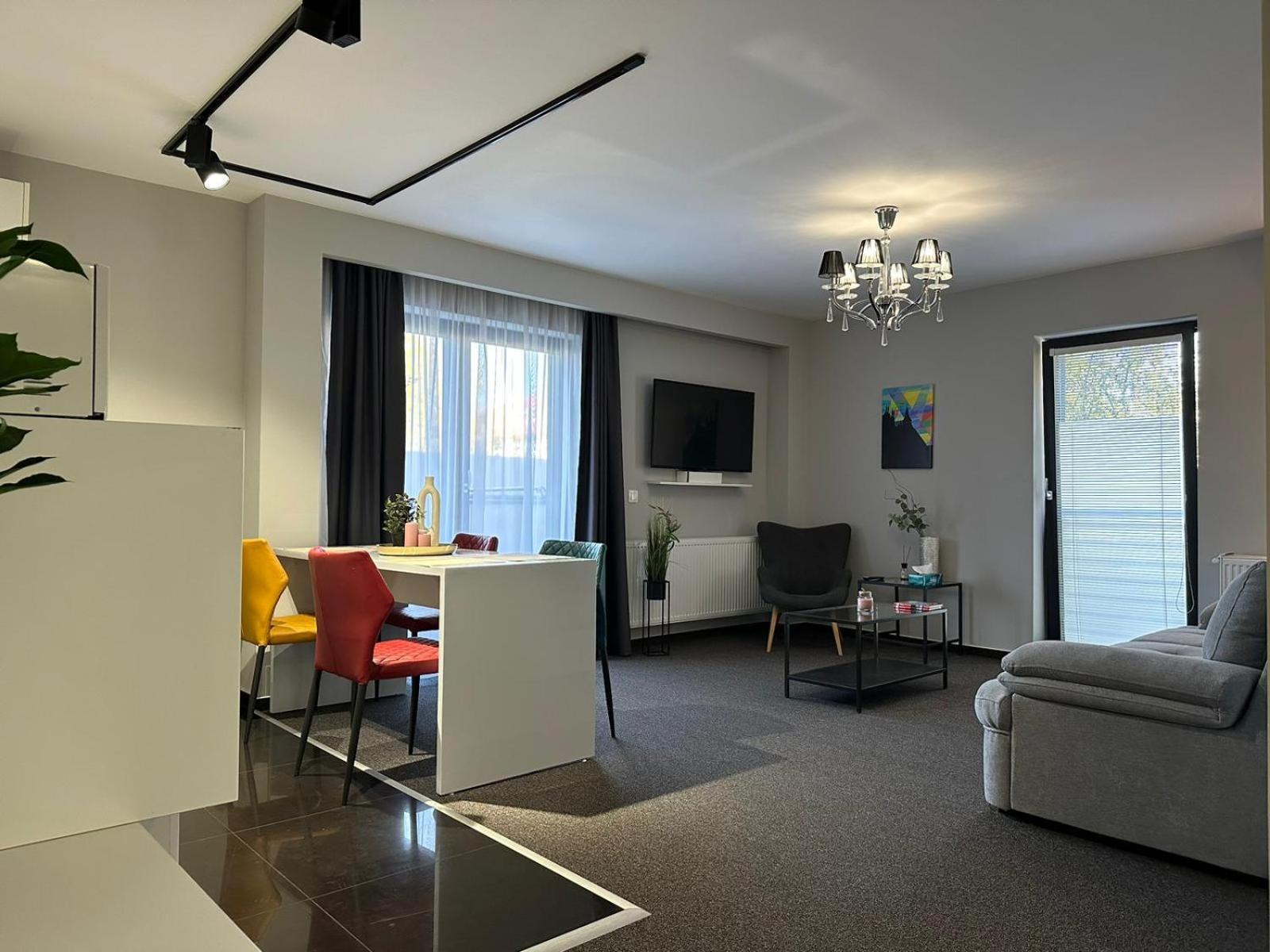 Luxury Glam Apartments & Studios Near Coresi Mall ブラショフ エクステリア 写真