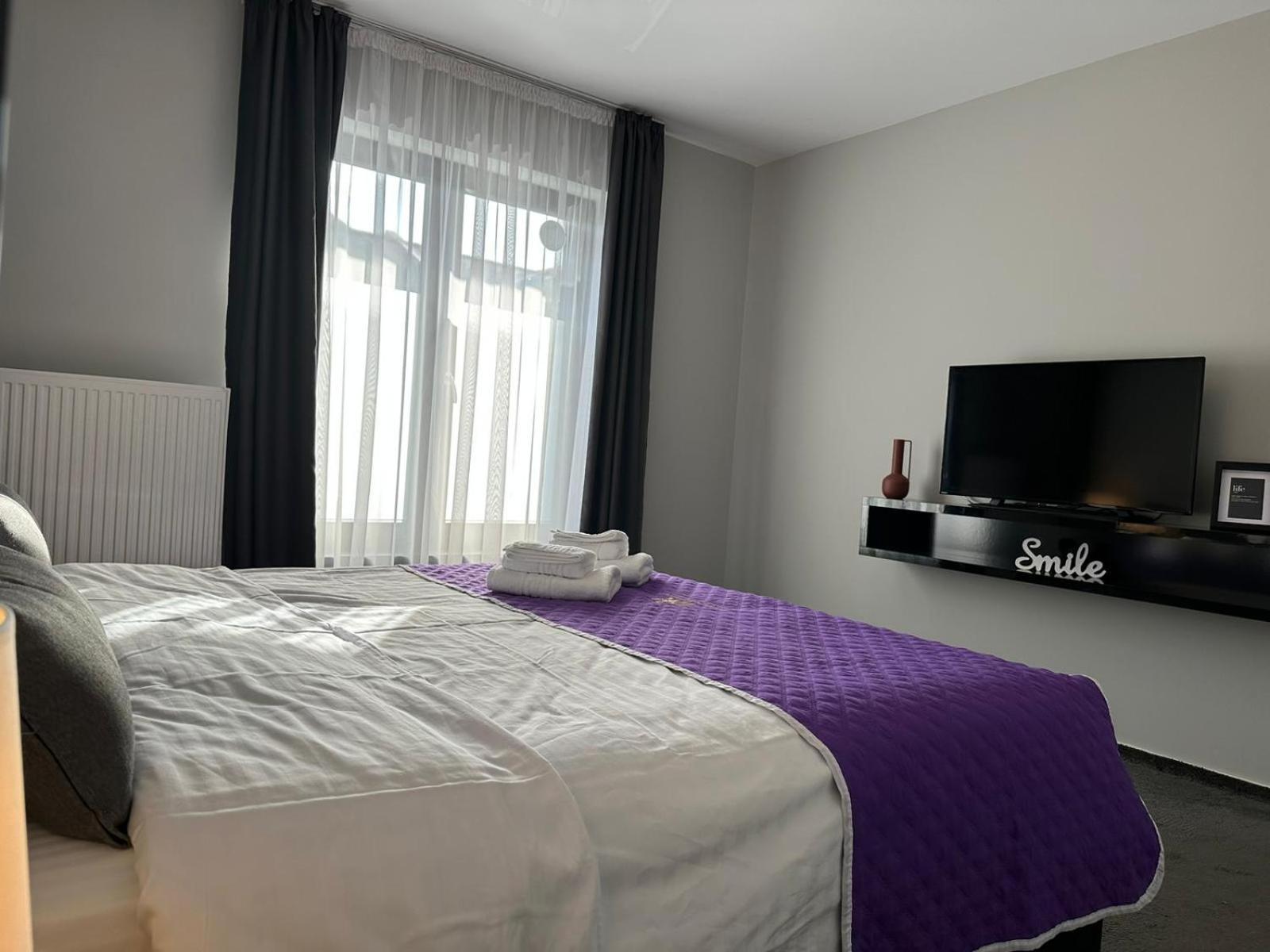 Luxury Glam Apartments & Studios Near Coresi Mall ブラショフ エクステリア 写真