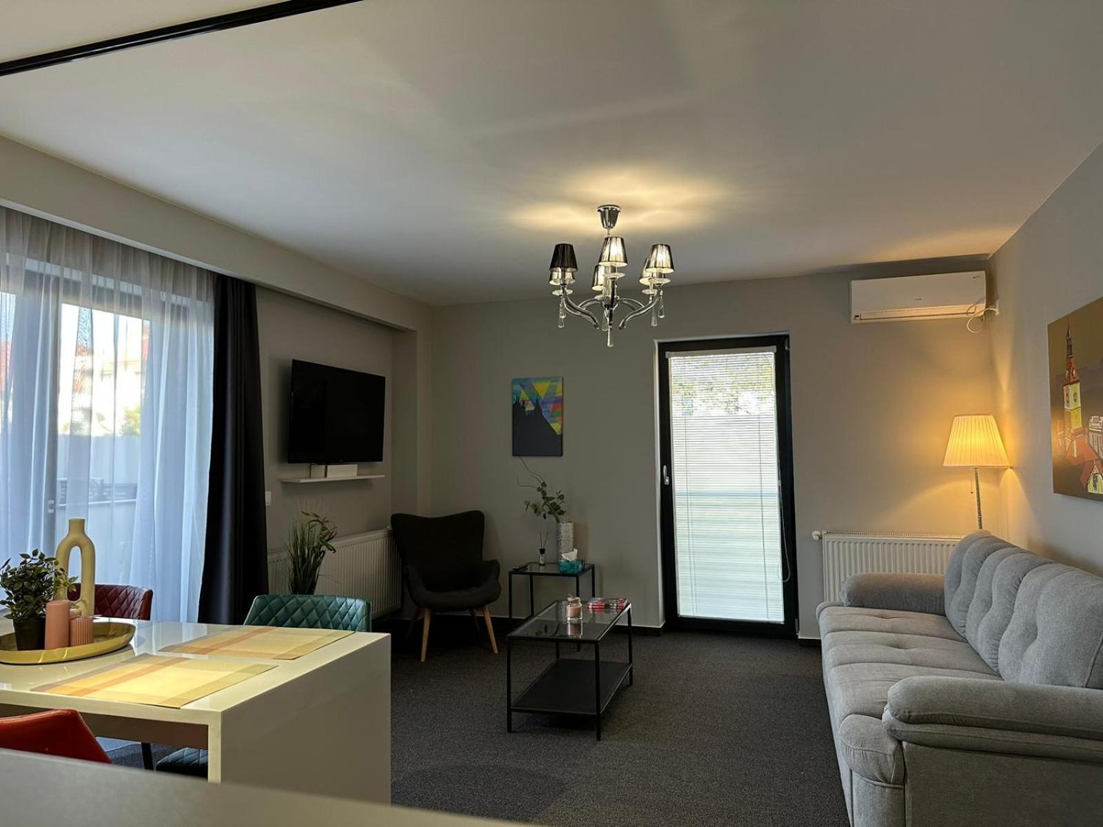Luxury Glam Apartments & Studios Near Coresi Mall ブラショフ エクステリア 写真