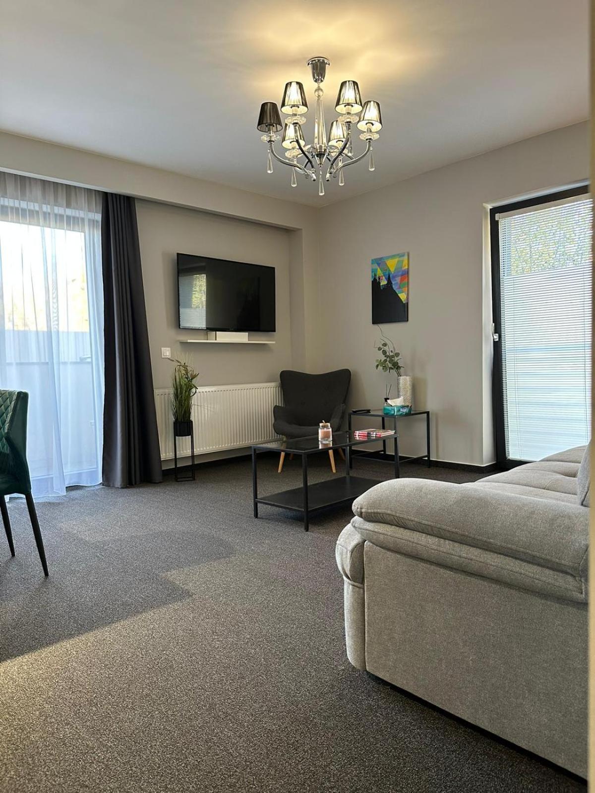 Luxury Glam Apartments & Studios Near Coresi Mall ブラショフ エクステリア 写真