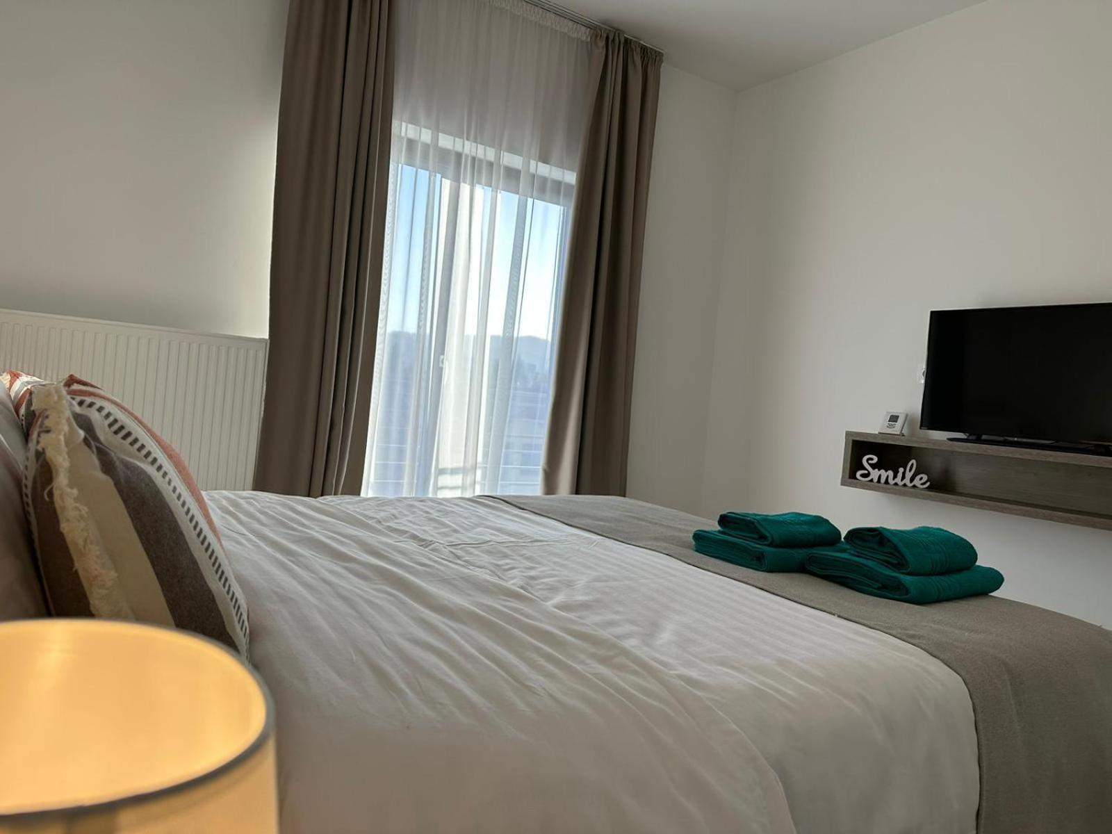 Luxury Glam Apartments & Studios Near Coresi Mall ブラショフ エクステリア 写真
