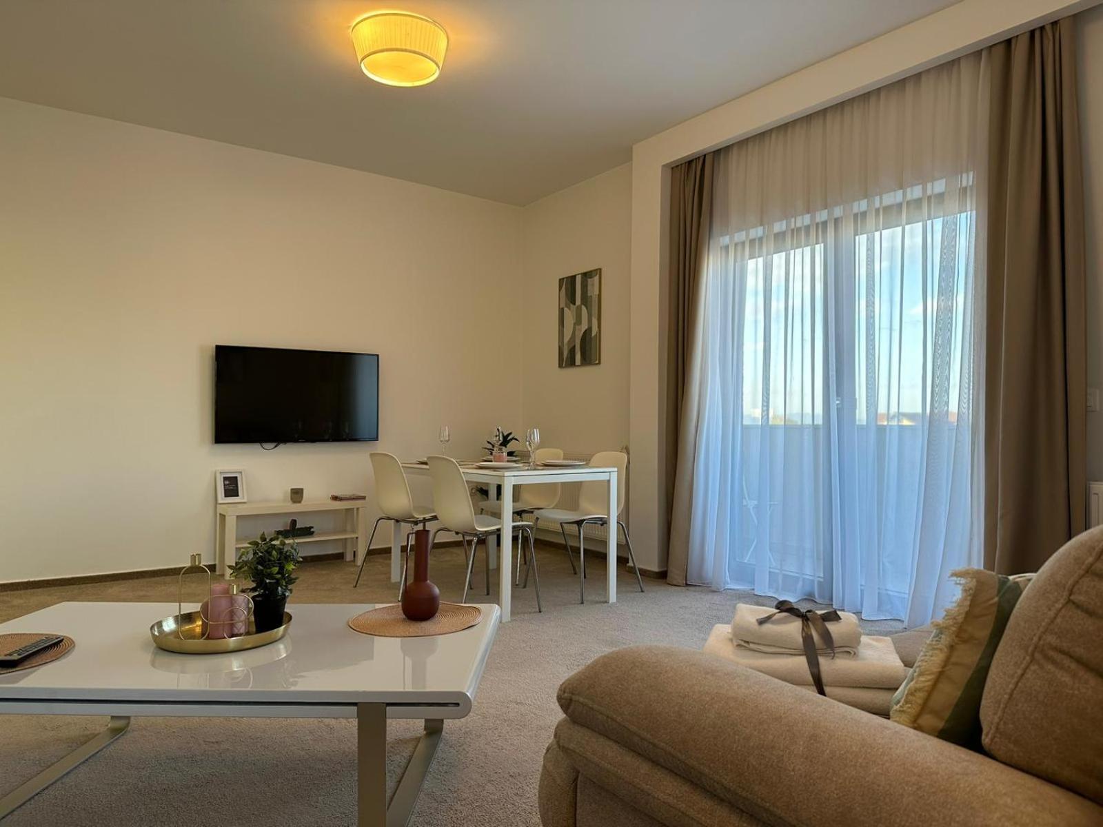 Luxury Glam Apartments & Studios Near Coresi Mall ブラショフ エクステリア 写真